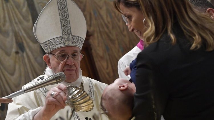2019 01 13 Pope Francis baptizes a newborn baby at Mass (2)