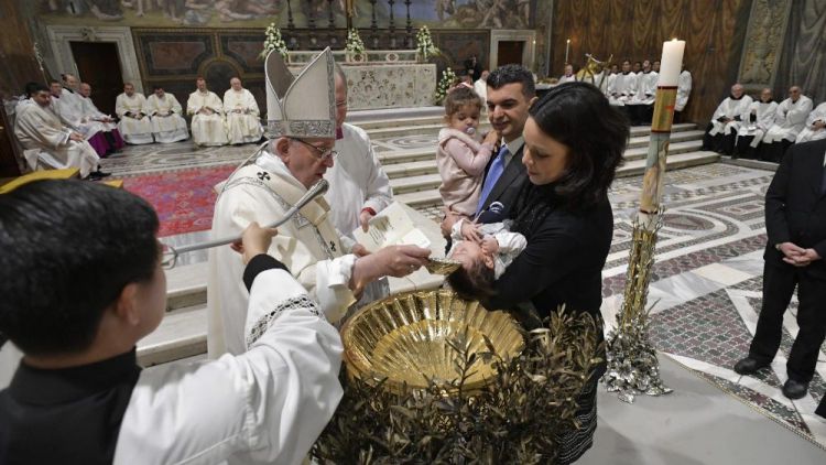 2019 01 13 Pope Francis baptizes a newborn baby at Mass (20)