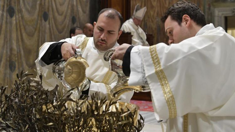 2019 01 13 Pope Francis baptizes a newborn baby at Mass (21)