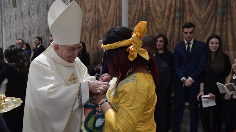 2019 01 13 Pope Francis baptizes a newborn baby at Mass (22)