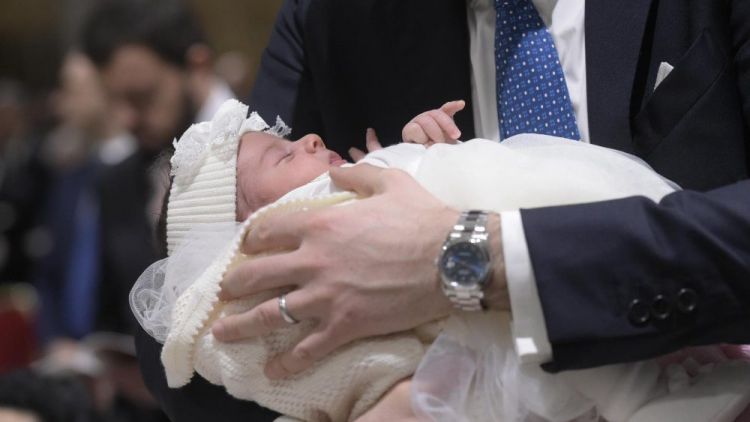 2019 01 13 Pope Francis baptizes a newborn baby at Mass (23)