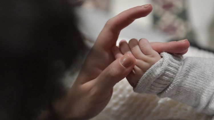 2019 01 13 Pope Francis baptizes a newborn baby at Mass (24)