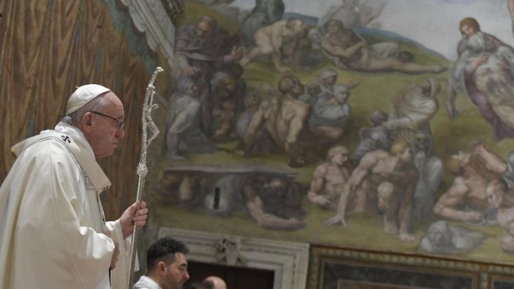 2019 01 13 Pope Francis baptizes a newborn baby at Mass (25)