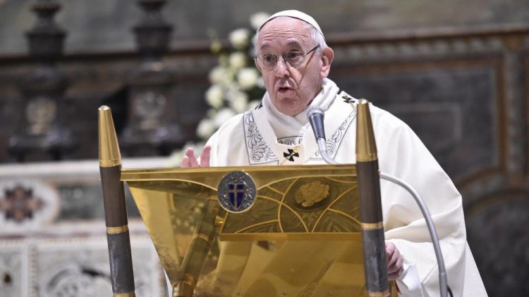 2019 01 13 Pope Francis baptizes a newborn baby at Mass (26)