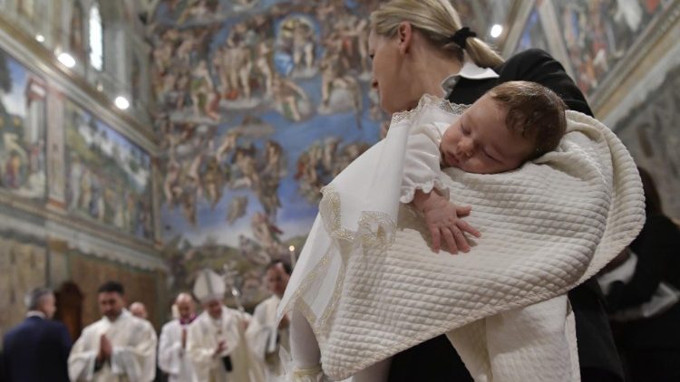 2019 01 13 Pope Francis baptizes a newborn baby at Mass (27)