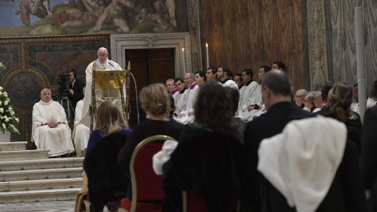2019 01 13 Pope Francis baptizes a newborn baby at Mass (27)