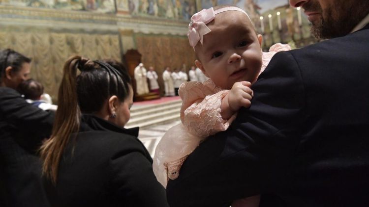 2019 01 13 Pope Francis baptizes a newborn baby at Mass (28)