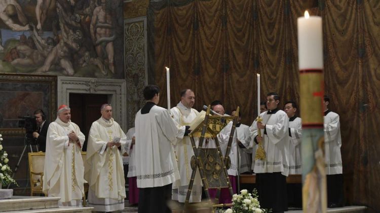 2019 01 13 Pope Francis baptizes a newborn baby at Mass (29)