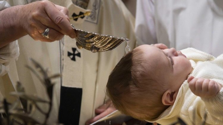 2019 01 13 Pope Francis baptizes a newborn baby at Mass (3)