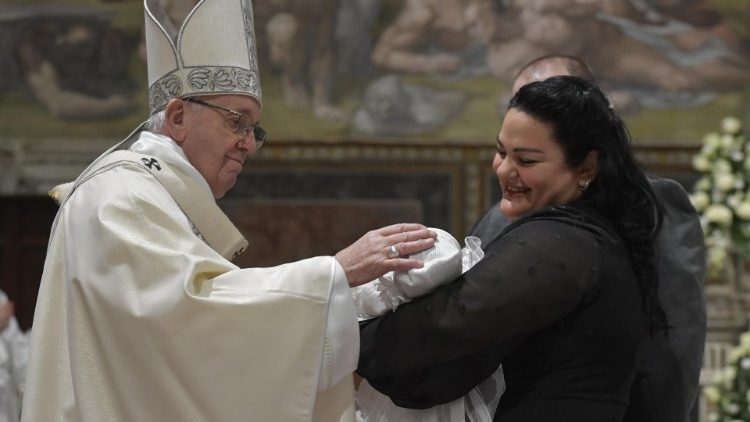 2019 01 13 Pope Francis baptizes a newborn baby at Mass (30)
