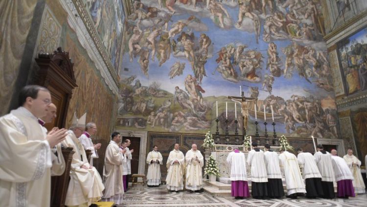 2019 01 13 Pope Francis baptizes a newborn baby at Mass (30)