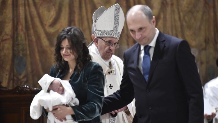 2019 01 13 Pope Francis baptizes a newborn baby at Mass (31)