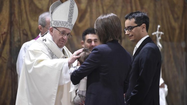 2019 01 13 Pope Francis baptizes a newborn baby at Mass (32)
