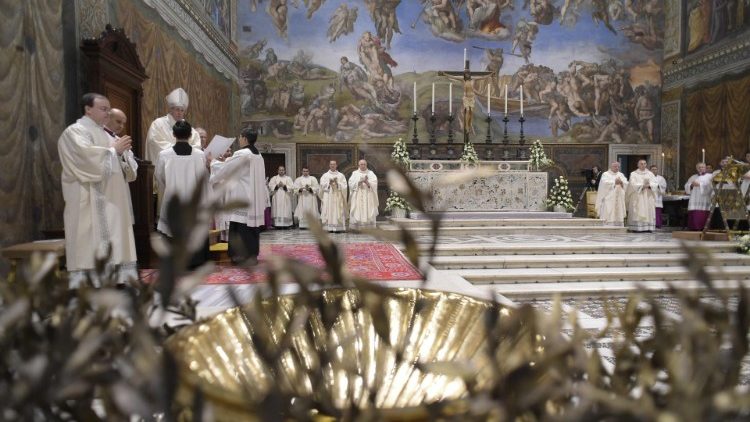 2019 01 13 Pope Francis baptizes a newborn baby at Mass (33)
