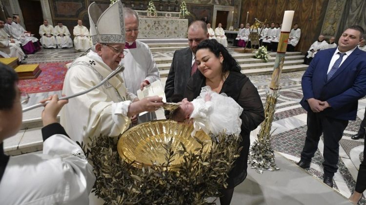 2019 01 13 Pope Francis baptizes a newborn baby at Mass (4)