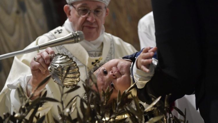 2019 01 13 Pope Francis baptizes a newborn baby at Mass (5)