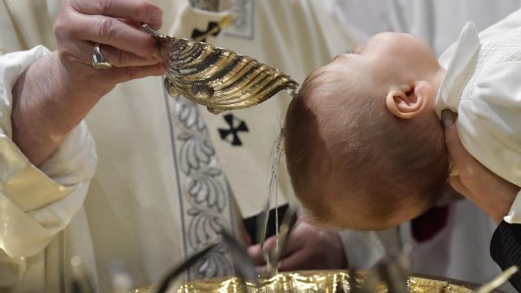 2019 01 13 Pope Francis baptizes a newborn baby at Mass (6)