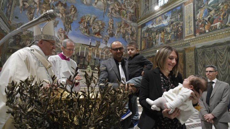 2019 01 13 Pope Francis baptizes a newborn baby at Mass (7)