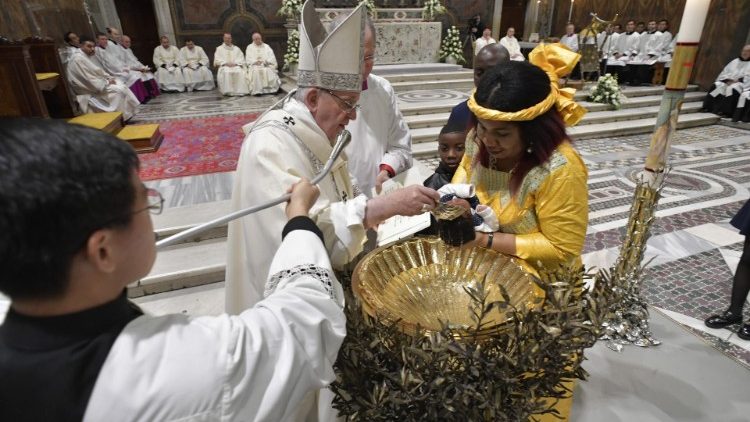 2019 01 13 Pope Francis baptizes a newborn baby at Mass (8)