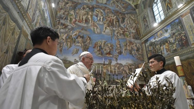2019 01 13 Pope Francis baptizes a newborn baby at Mass (9)
