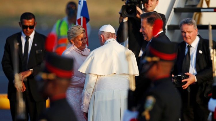 20190.1.28 Pope Francis from retiring Panama (7)