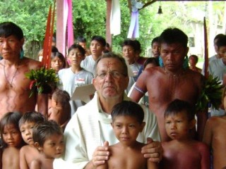 Đức cha Edson Damian với người thổ dân