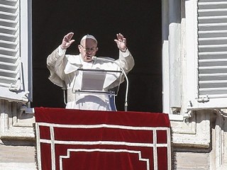 20190106 Pope Francis waves to pilgrimis present at the Angelus prayer 0