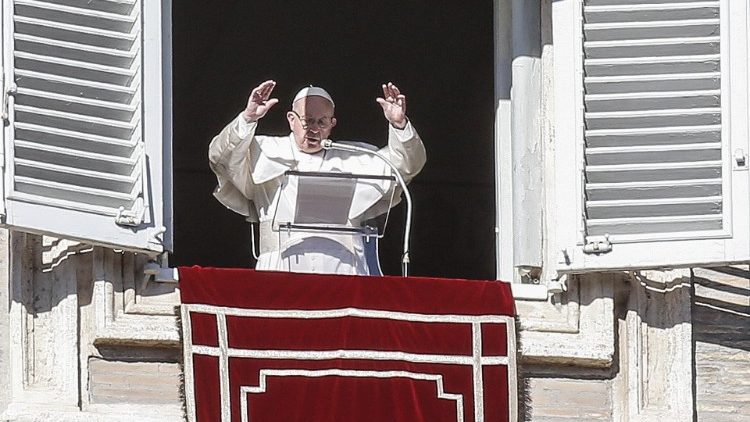 20190106 Pope Francis waves to pilgrimis present at the Angelus prayer 0