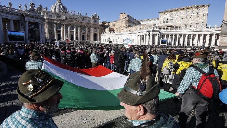 20190106 Pope Francis waves to pilgrimis present at the Angelus prayer 1