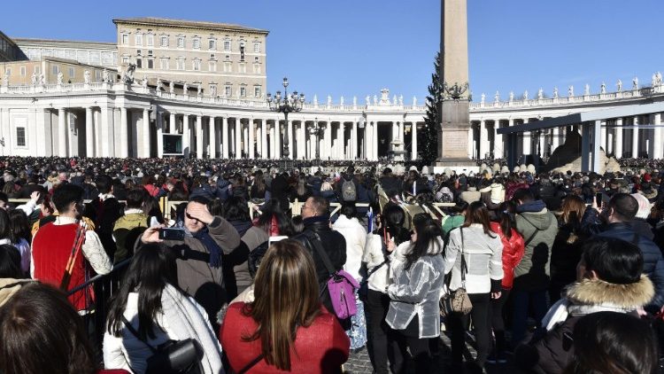 20190106 Pope Francis waves to pilgrimis present at the Angelus prayer 10