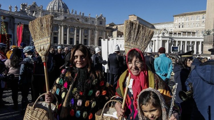 20190106 Pope Francis waves to pilgrimis present at the Angelus prayer 2