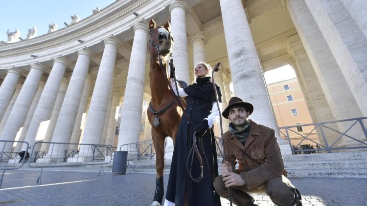 20190106 Pope Francis waves to pilgrimis present at the Angelus prayer 3