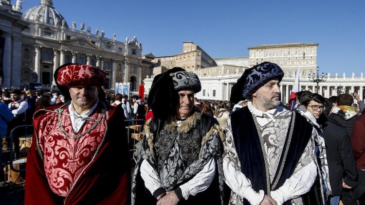 20190106 Pope Francis waves to pilgrimis present at the Angelus prayer 4