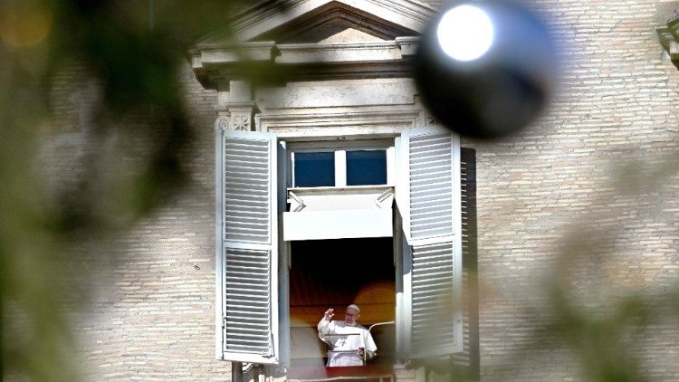 20190106 Pope Francis waves to pilgrimis present at the Angelus prayer 5