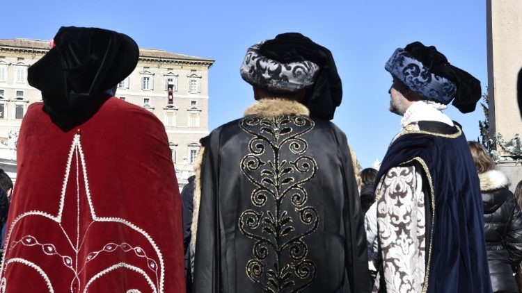 20190106 Pope Francis waves to pilgrimis present at the Angelus prayer 6