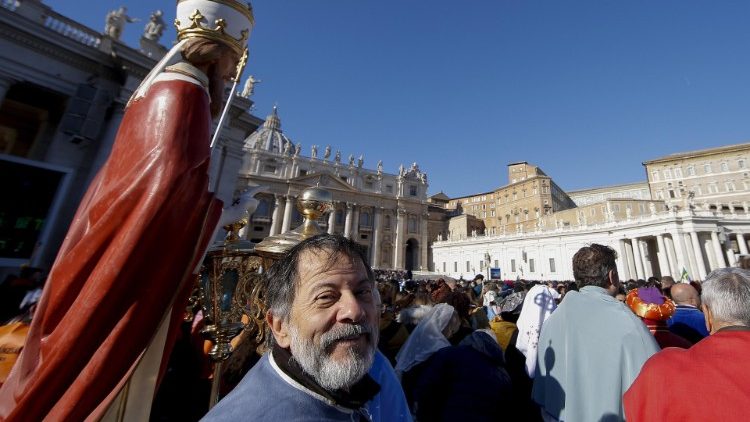 20190106 Pope Francis waves to pilgrimis present at the Angelus prayer 9