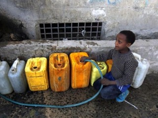 Một em bé ở Yemen lấy nước uống từ nguồn được cung cấp  (ANSA)