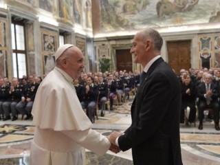ĐTC Phanxicô gặp các nhân viên cảnh sát Italia cạnh Vatican  (Vatican Media)