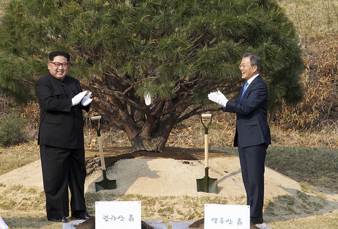 Lãnh tụ hai miền Nam Bắc Triều Tien gặp nhauLãnh tụ hai miền Nam Bắc Triều Tien gặp nhau