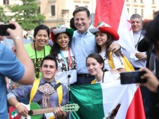 Tổng thống Juan Carlos Varela với các bạn trẻ