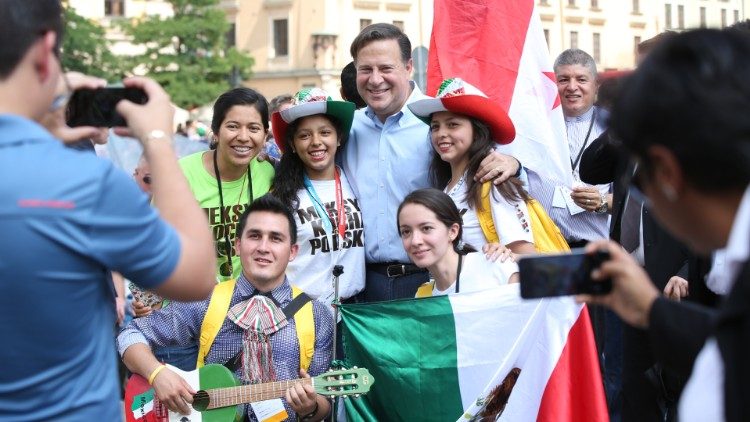 Tổng thống Juan Carlos Varela với các bạn trẻ