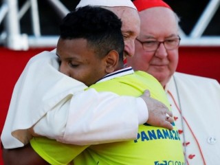 20190128 Papa Francesco con uno dei volontari della Gmg