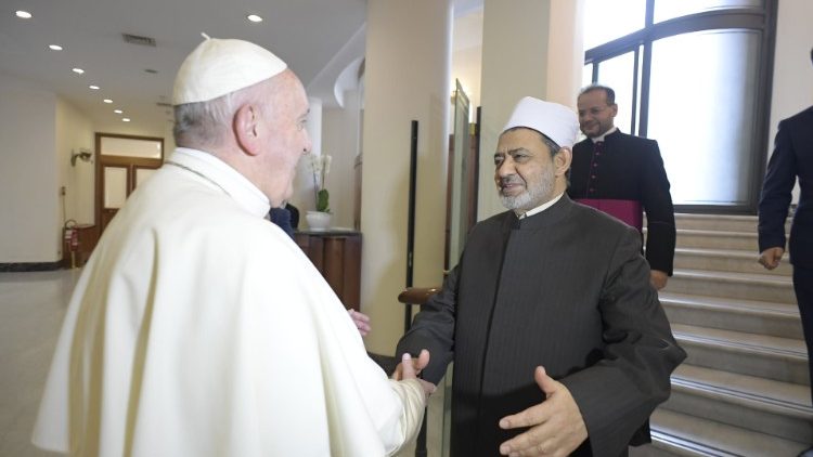 ĐTC và Sheik Ahmed Al-Tayeb (Vatican Media)