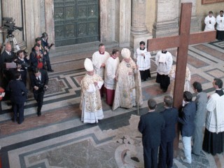 Thánh Giáo hoàng Gioan Phaolô II trao Thánh giá ngày Giới trẻ Thế giới cho các bạn trẻ (22.04.1984)