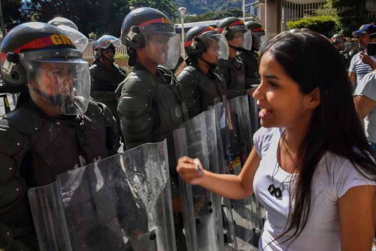 Members_of_the_Bolivarian_National_Guard_in_Caracas_Jan_27_2019_Credit_Yuri_Cortez__AFP__Getty_Images-1