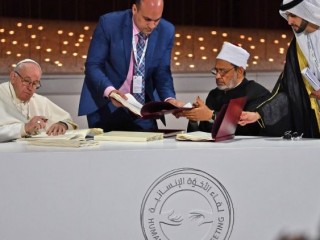 ĐTC và Đại Iman Ahmad al Tayyeb ký tuyên ngôn chung  (AFP or licensors)