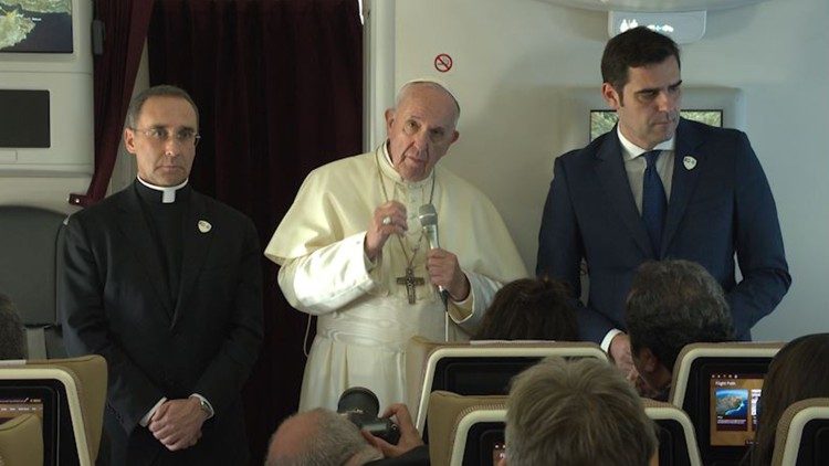 20190206 The Pope holds a press conference on the plane from Abu Dhabi to Rome