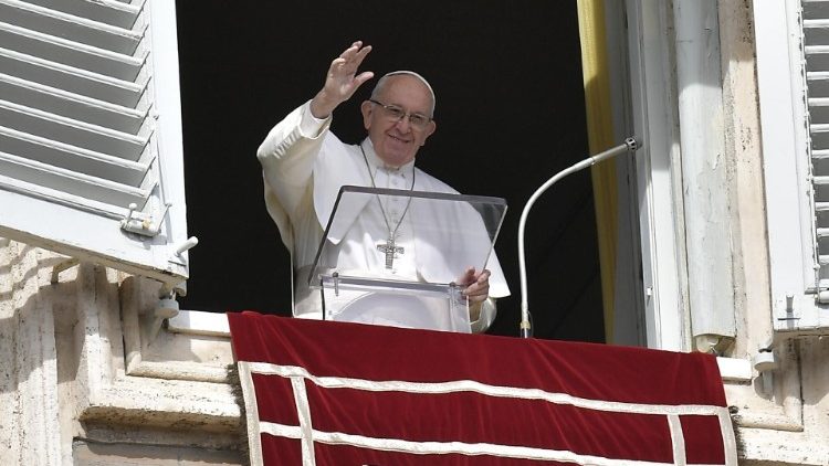 20190210 Pope Francis waves to the crowd at the weekly Angelus 0