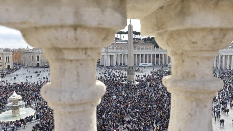 20190210 Pope Francis waves to the crowd at the weekly Angelus 1