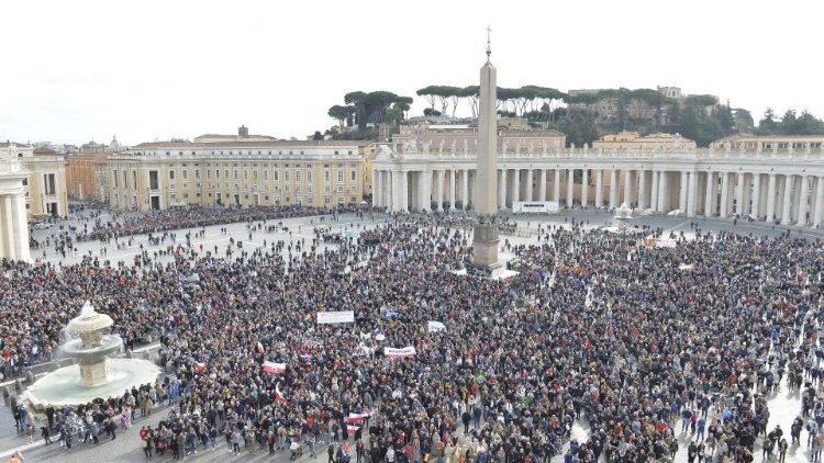 20190210 Pope Francis waves to the crowd at the weekly Angelus 2